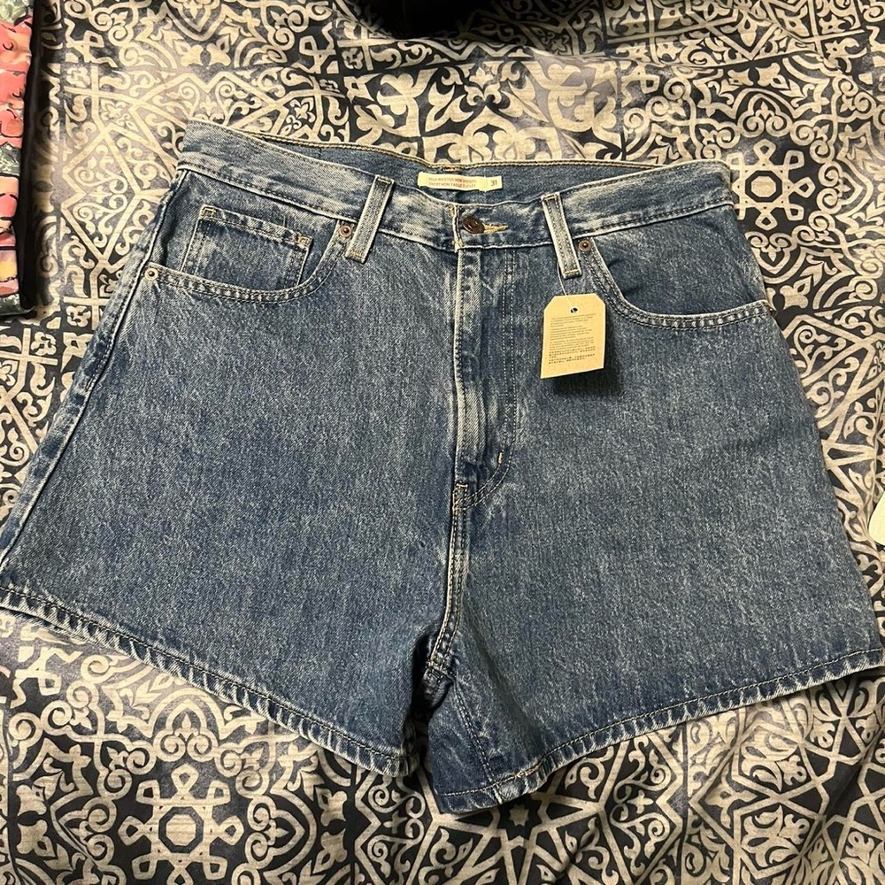 Levi’s high waisted mom jeans